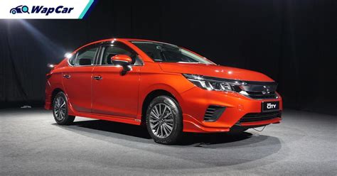 Nitama berpose mengenakan topi masinisnya di depan foto tama yang dibingkai, sang kucing kepala stasiun yang asli. 2020 Honda City: Bodykit Modulo 1.0, dashcam dan beberapa ...