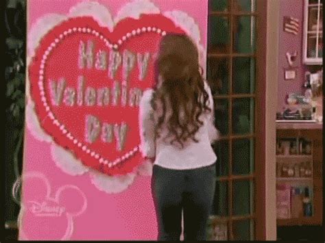 54 lowkey valentine's day gifts your new boyfriend will *for real* want. Valentines-Day-GIF | Tumblr