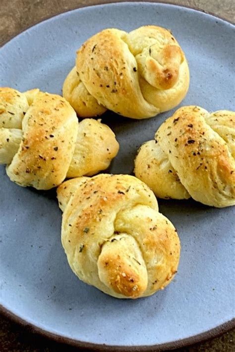 Easy Garlic Knots Recipe Turn Biscuit Dough Into Tasty Dinner Rolls