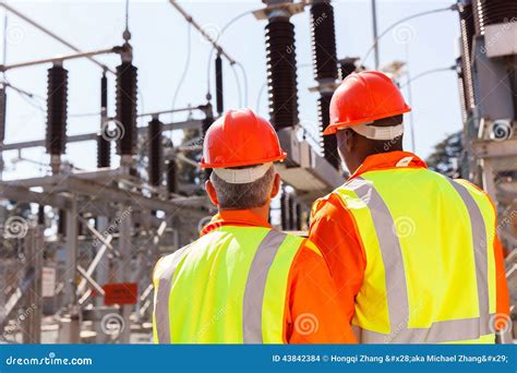 Dos Ingenieros Eléctricos Foto De Archivo Imagen De Azul 43842384