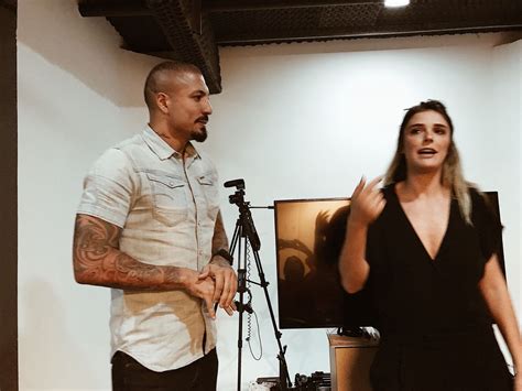 Após ficar entre os assuntos mais falados do twitter essa não é a primeira vez que wagner surge 'bem a vontade'. Wagner Santiago é o novo entrevistado de Fernando Medeiros no quadro 'Paizão da P*rra' no canal ...