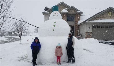 Mn Man Builds A Giant Snowman In His Front Yard Eric Fobbe Used All