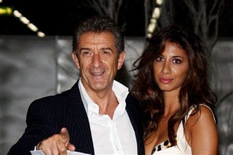 Ezio greggio nasce a cossato il 7 aprile del '54 da padre soldato in grecia e poi direttore di un'azienda tessile. "Trentatré anni di differenza!". Lei, bellissima, giovane ...