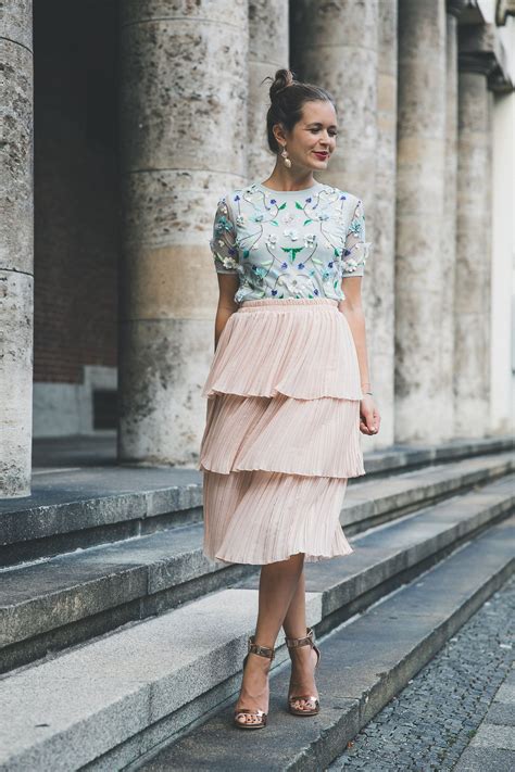 Outfit-Tipps für Hochzeitsgäste: Besticktes Top ...