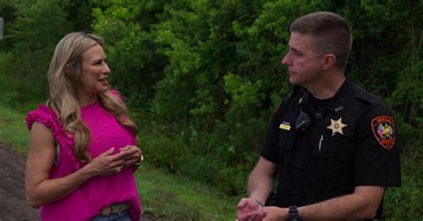Deputy Who Discovered Abducted Woman Reunites With Her Years Later Cbs News