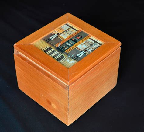Caja Multiuso Cuadrada De Madera Con Tapa Decorada 12x12 Cm. - $ 240,00