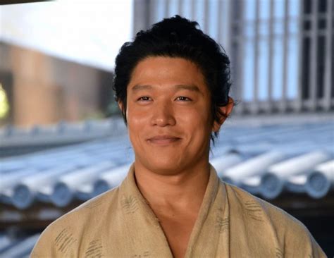 鈴木亮平 - 写真 - 人物情報 - クランクイン!