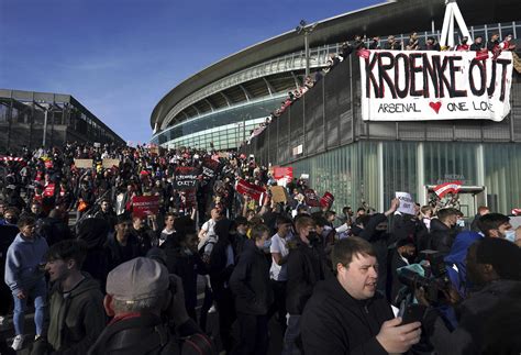 Arsenal Fans Protest Against Owner For Super League Debacle Ap News