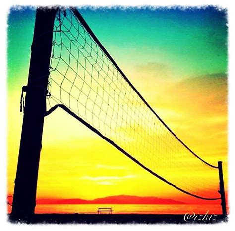 Während des spiels ist es erlaubt, das gegnerische bein, welches über das netz in die eigene spielhälfte gehalten wird, mit dem körper (nicht aber mit den armen oder beinen) wegzustoßen. volley ball net in the sun set | bump set spike ...