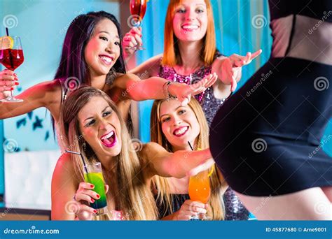 dronken vrouwen met buitensporige cocktails in strookclub stock foto image of afbijtmiddel