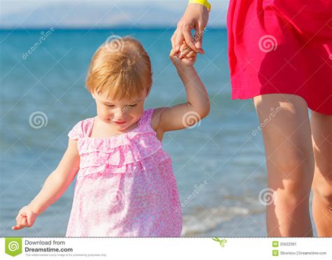 Petite Fille Marchant Sur La Plage Image Stock Image Du Enfant M Re