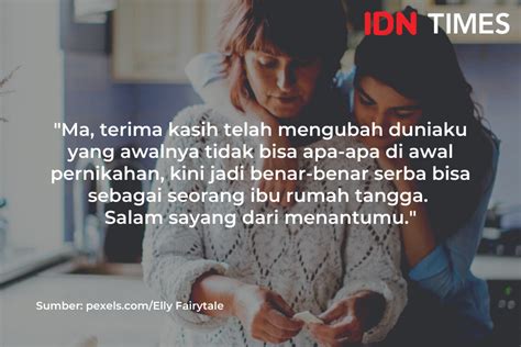 Di dalam kamar, ibu mertua menungguku duduk di tepian ranjang. 10 Ucapan Selamat Hari Ibu untuk Mertua, Penuh Kehangatan!