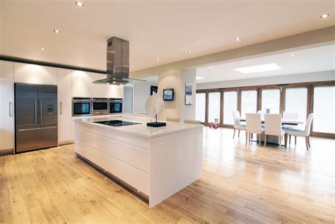 The benefits of open floor plans are endless: high gloss open plan kitchen diner by Concept Interiors ...