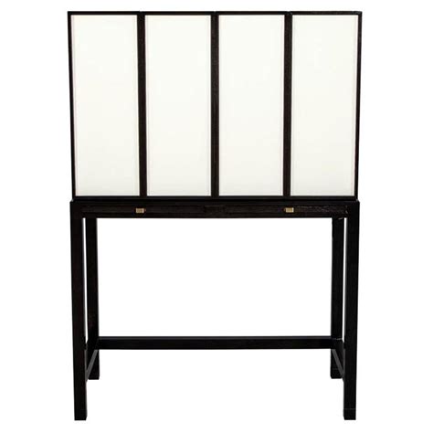 Keep your cellar organized by storing red bottles on the bottle shelf and white, sparkling, and rose on the top. Modern White Lacquered Bar Cabinet For Sale at 1stdibs