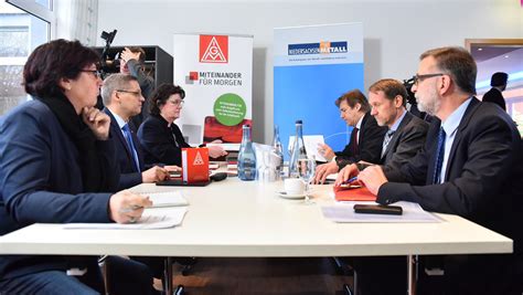 Dort gibt es auch unsere jeweils aktuellen tarifnachrichten und schnellinfos zum download als pdf. Einigung in Tarifverhandlung: Pilotabschluss wird für ...