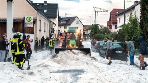 Schwere unwetter in deutschland sorgten in der nacht von montag auf dienstag für große schäden. Schwere Unwetter in Deutschland halten Feuerwehr auf Trab ...