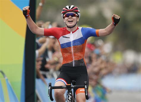 Dutch cyclist anna van der breggen celebrated clinching gold in the women's road, but her teammate annemiek van vleuten crashed. Van der Breggen pakt eerste goud voor TeamNL