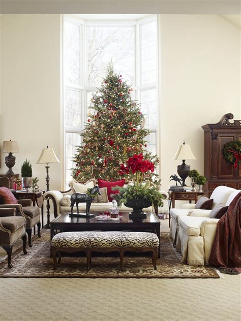 Traditional decorations always make the space cozy, sweet and warm. Decorating: Christmas Trees | Traditional Home