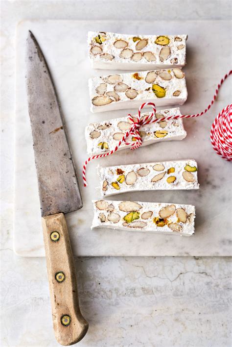 Diciamo che io ho sempre mangiato il torrone ma non avevo mai pensato di provare a farlo in casa ma quest'anno ho voluto provare anche io a prepararlo e mi sono dovuta ricredere perchè è davvero buonissimo e soprattutto può essere un fantastico regalo di natale poi potete davvero metterci dentro quello che. Torrone morbido fatto in casa e buon Natale - Gabila Gerardi