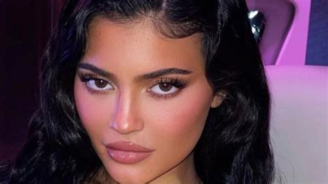 Kylie Jenner Goes Topless Covered In Lip Gloss Tanvir Ahmed Anontow