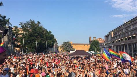 Reggio Emilia Il Giorno Del Gay Pride In Piazza Contro La