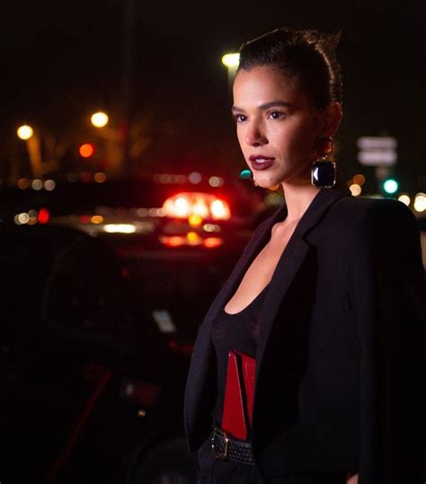 Com look transparente Bruna Marquezine deixa seios à mostra em Paris Celebridades O Dia