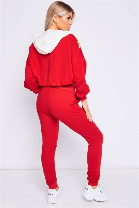 Tendance phare de la modosphère, le pantalon de jogging ne se parade plus uniquement en salle de sport et est devenu une véritable pièce tendance avec la mode sportwear et. Ensemble sweat + jogging - Brentiny Paris