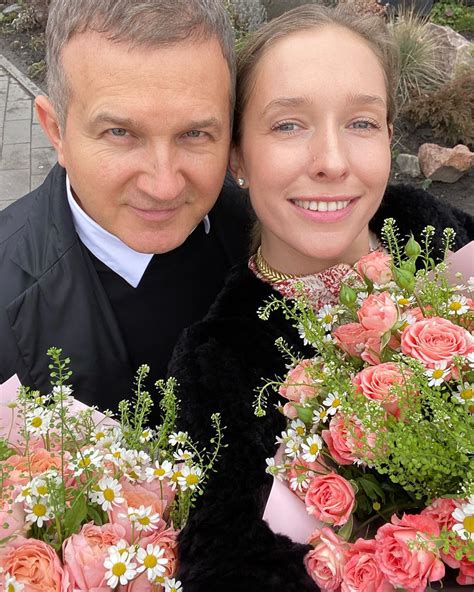 Если вы нашли ошибку на этой страницу, выделите ее и нажмите ctrl+enter. Катя Осадча та Юрій Горбунов з ніжними букетами вирушили на важливу зустріч | РБК-Україна