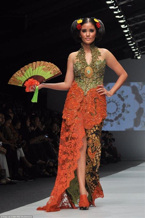 Model kebaya brokat dengan tema blossom segar dan ceria. Model Brokat Dengan Kain Adat.terusan.com : 10 Model Baju ...
