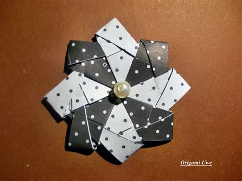 Okay i found this while going through some brazilian origami blogs, but i was looking for the name and i couldn't find it all i know it's that this is how some similar origami models are called. Origami, Fleurogami und Sterne AbOU : Schwäne aus Österreich
