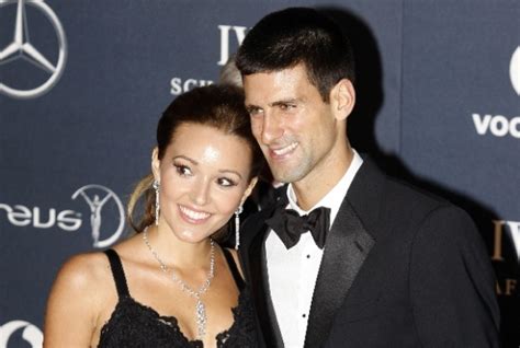Spektakularan završetak polufinala rolan garosa u kome je novak đoković srušio kralja šljake rafaela nadala posebno je obradio jelenu đoković. Novak Djokovič sa zasnúbil, Jelena je láskou jeho života ...