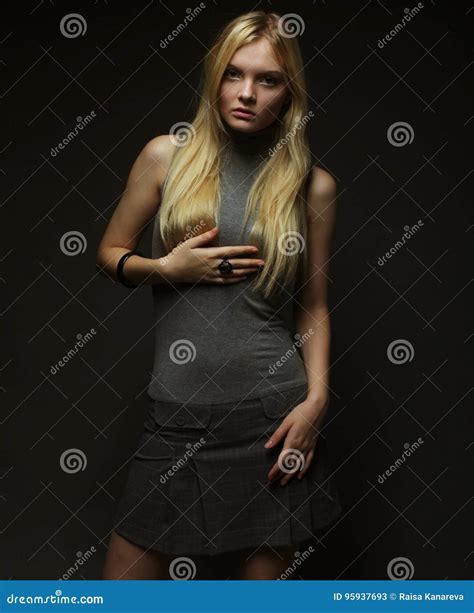 Portret Van Mooi Jong Blondemeisje In Zwarte Kleding Stock Afbeelding