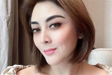 5 Potret Dhena Devanka Mantan Istri Jonathan Frizzy Yang Makin Cantik