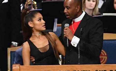 Pastor Apologises For Groping Ariana Grande At Aretha Franklins Funeral