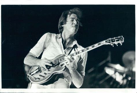 1978 Press Photo Boz Scaggs Playing Gibson Guitar On Stage