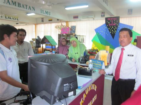 Dengan bangunan papan bermotif rumah melayu melaka, sekolah ini bermula sebagai sebuah sekolah. BULETIN SK BUKIT RIMAU: KHIDMAT BANTU DI SK TAMAN SRI ANDALAS