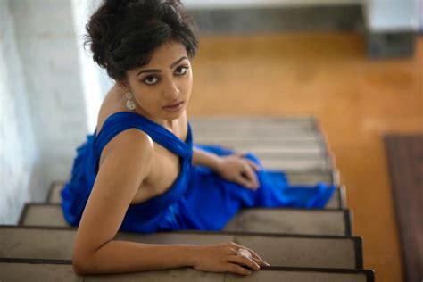 actress radhika apte s nude selfies went viral music video