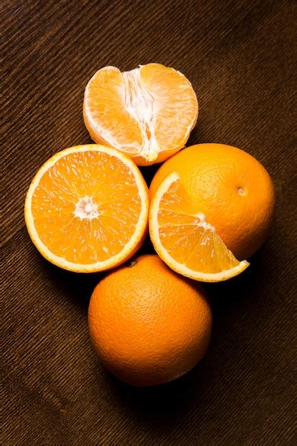 Tranches Et Oranges Entières Photo Gratuite