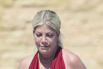 Hot Tori Spelling Caught By Paparazzi Relaxing In Swimsuit Fuck Her