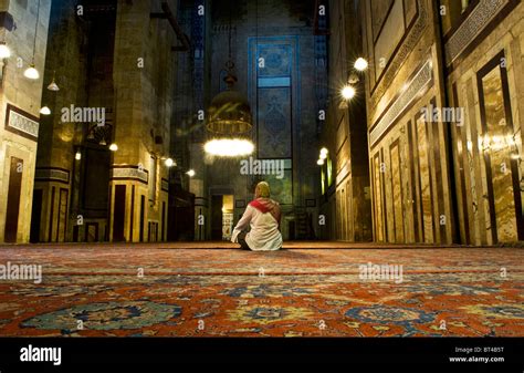 Une Jeune Fille égyptienne Se Reposant Dans La Belle Mosquée De Mohamed Ali Au Caire Photo Stock