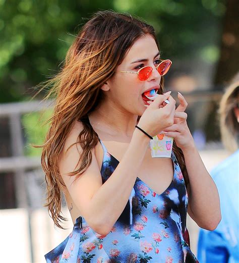 Selena Gomez Playing In The Sprinklers At A Water Playground In New York City Celebmafia
