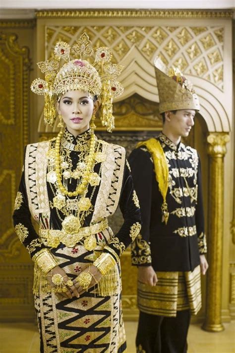 Menariknya lagi, umumnya masyarakat sunda selalu terkenal dengan kesopanannya. Macam macam Pakaian Adat Indonesia dari 34 Provinsi (+ GAMBAR)