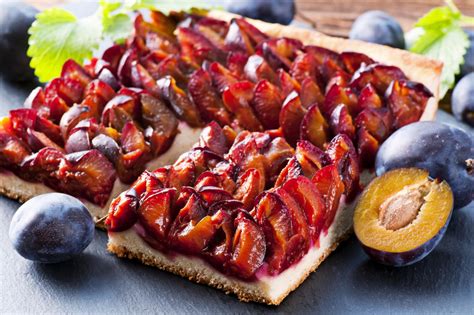 For base and plums (1hr ahead) lightly butter an 8x8 inch (20x20cm) baking dish or tin. Leckerer Pflaumenkuchen aus der eigenen Küche - Tipp ...