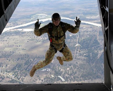 무료 이미지 점프하는 비행 익스트림 스포츠 스카이 다이빙 낙하산 운동가 자유 낙하 공군 스카이 다이버 지구의