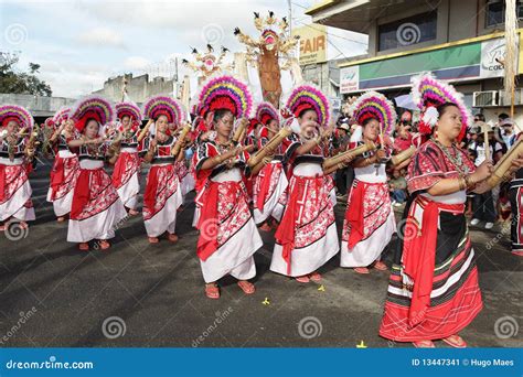 Baile Tribal De La Calle De Filipinas Bukidnon Foto Editorial Imagen