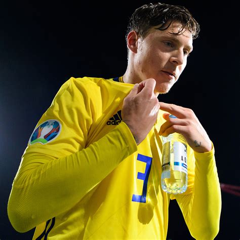 Born 17 july 1994) is a swedish professional footballer who plays as a defender for premier league club manchester united and the. Victor Nilsson Lindelöfs svar efter uppmärksammade ...