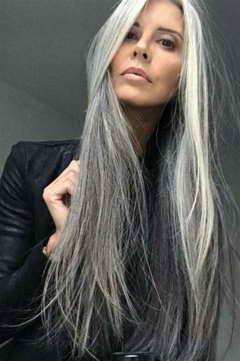 Grey Is The New Black 30 Coiffures Pour Les Cheveux Gris En 2020