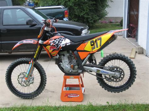 Kotaria aina pidetty kuin kukkaa kämmenellä. 2007 KTM 505 SX F - Moto.ZombDrive.COM