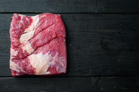 Pieza Cruda De Carne De Pechuga De Ternera De Mármol Foto Premium