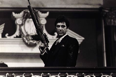 Download Tony With Machine Gun Scarface Wallpaper